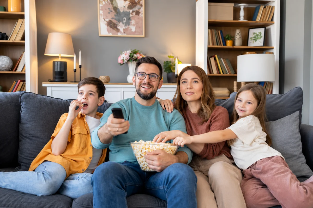 Sala com Smart TV exibindo o IPTV da SIPlayTV